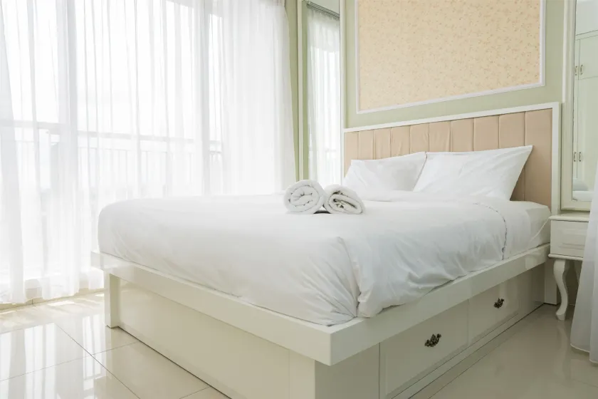 Luxurious 1BR At Dago Suites Apartment By Travelio - Image 1