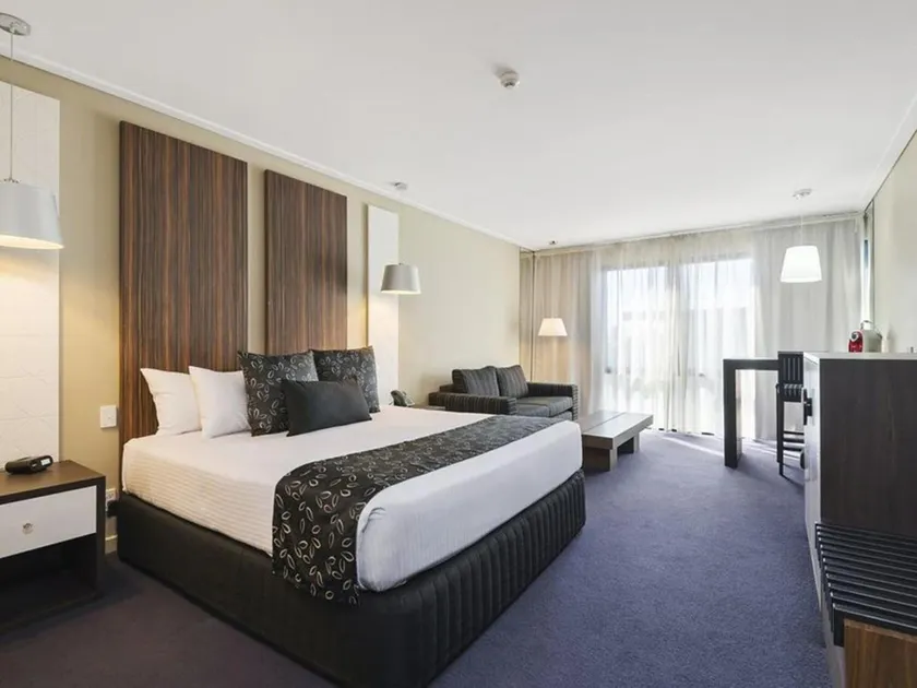 Quality Hotel Taylors Lakes - Image 1