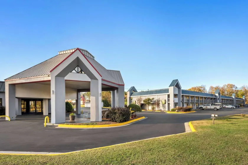 Super 8 by Wyndham Garysburg/Roanoke Rapids - Image 1