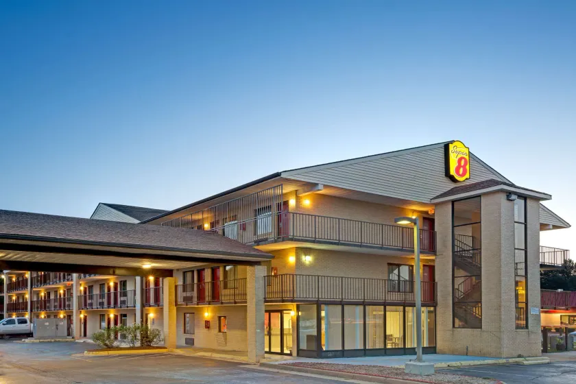 Super 8 by Wyndham Fredericksburg - Image 1