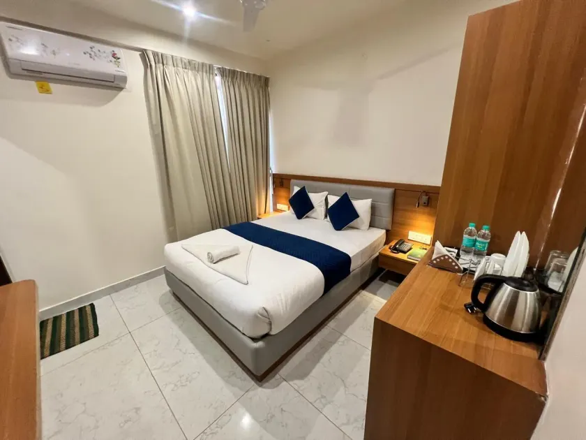 sterling wood hotel - Image 1