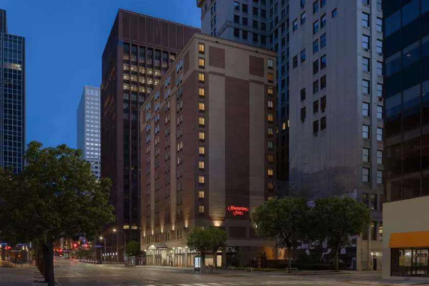Hampton Inn Cleveland-Downtown - Image 1