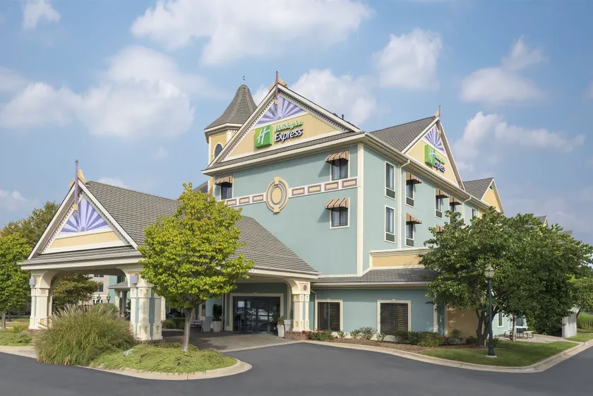Holiday Inn Express Holland by IHG - Image 1