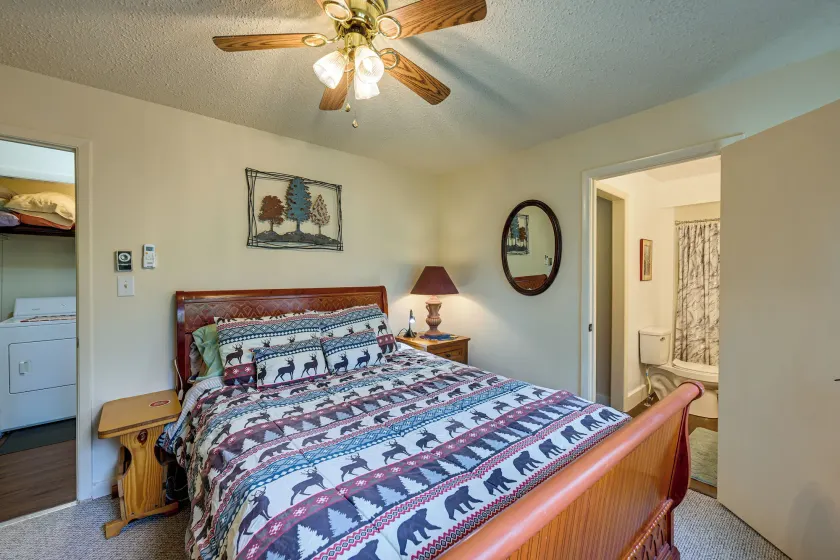 Unwind w/ Shared Hot Tub: Cozy Whittier Getaway - Innvendig