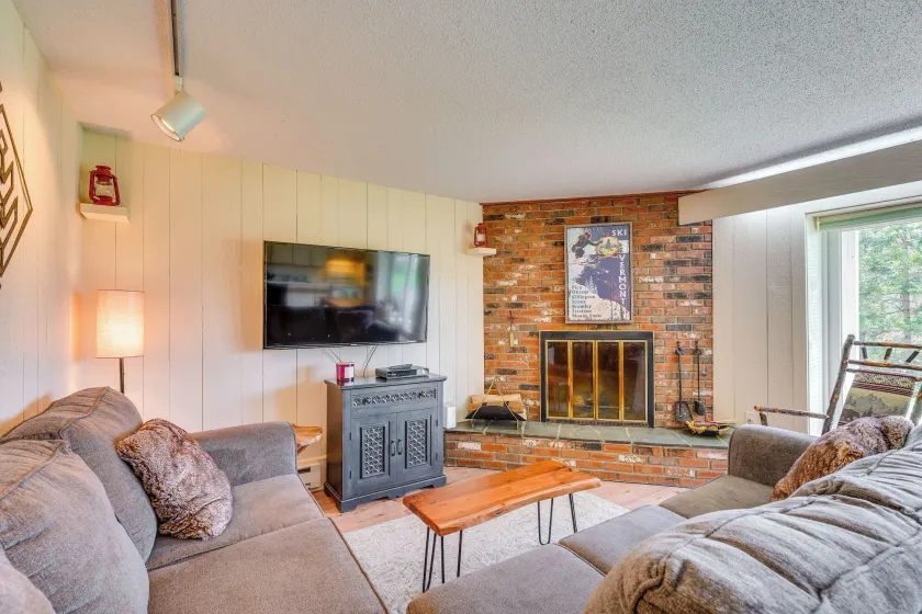 Ski-In/Ski-Out Bromley Mtn Condo: Wood Fireplace! - Image 1