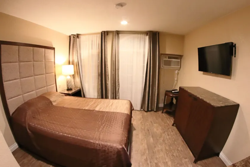 Santa Cruz Inn - Image 1