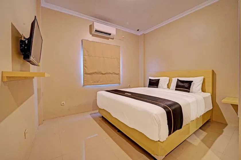 Super OYO Collection O Andono Hotel - Image 1