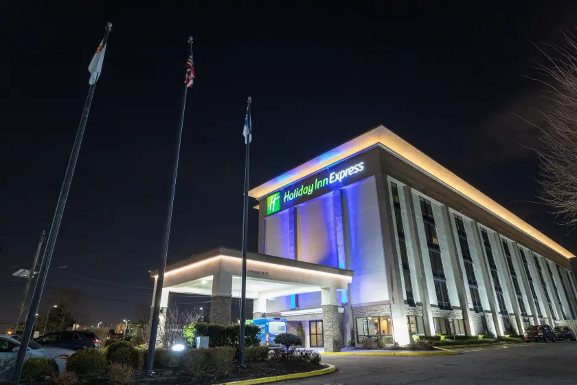 Holiday Inn Express - Newark Airport - Elizabeth by IHG - Image 1