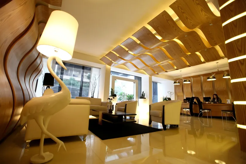 WH Hotel - Interior entrance