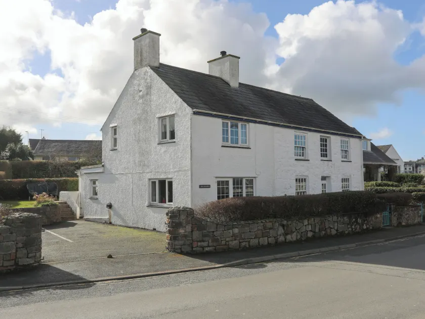 Glan Y Don Bach - Image 1