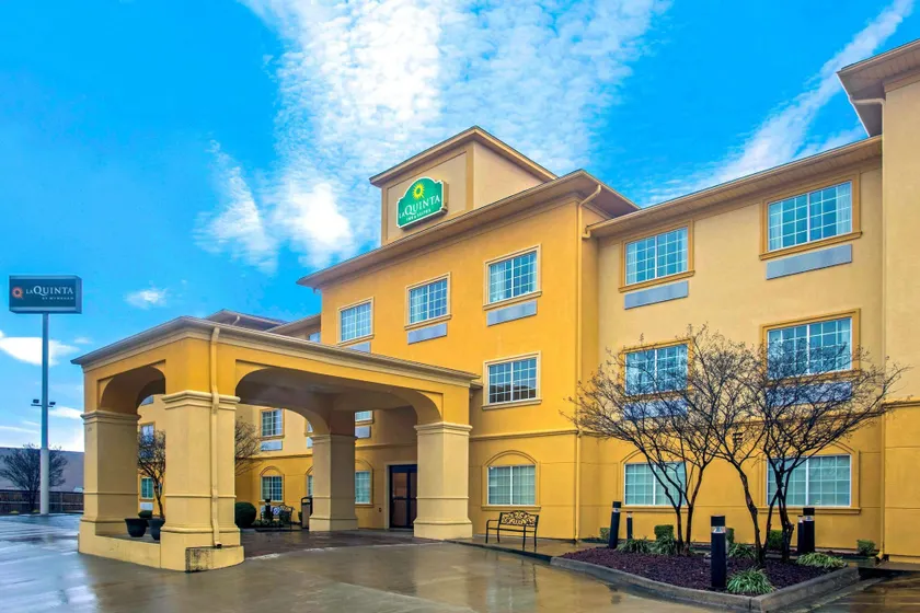 La Quinta by Wyndham Fort Smith - Image 1
