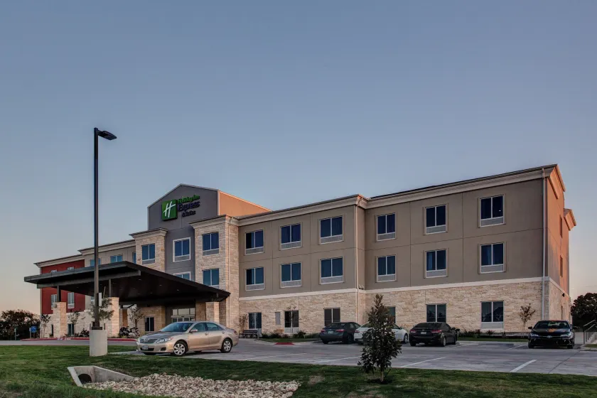 Holiday Inn Express & Suites Gatesville - N. Ft Hood by IHG - Image 1