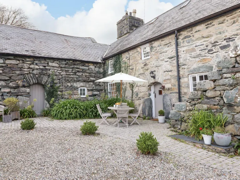 Bwthyn Canol - Image 1