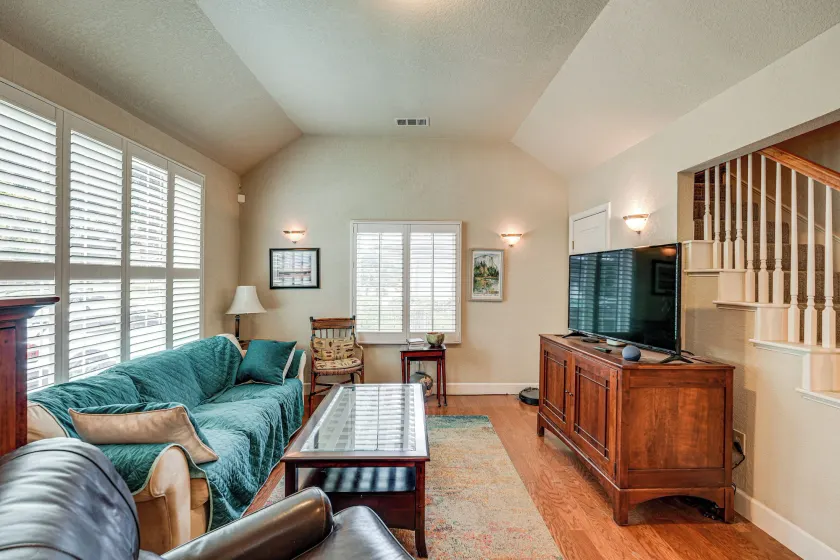 Walkable Miracle Mile Retreat w/ Peaceful Patio - Image 1