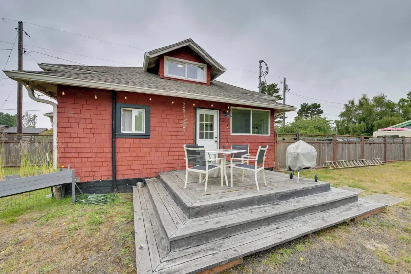 Walk to Shore! Long Beach Home w/ Fire Pit - Image 1