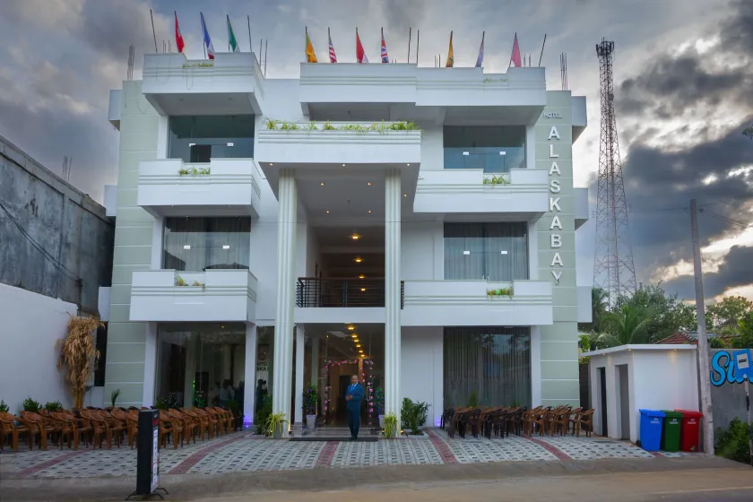 Hotel Alaskabay Arugambay - Image 1