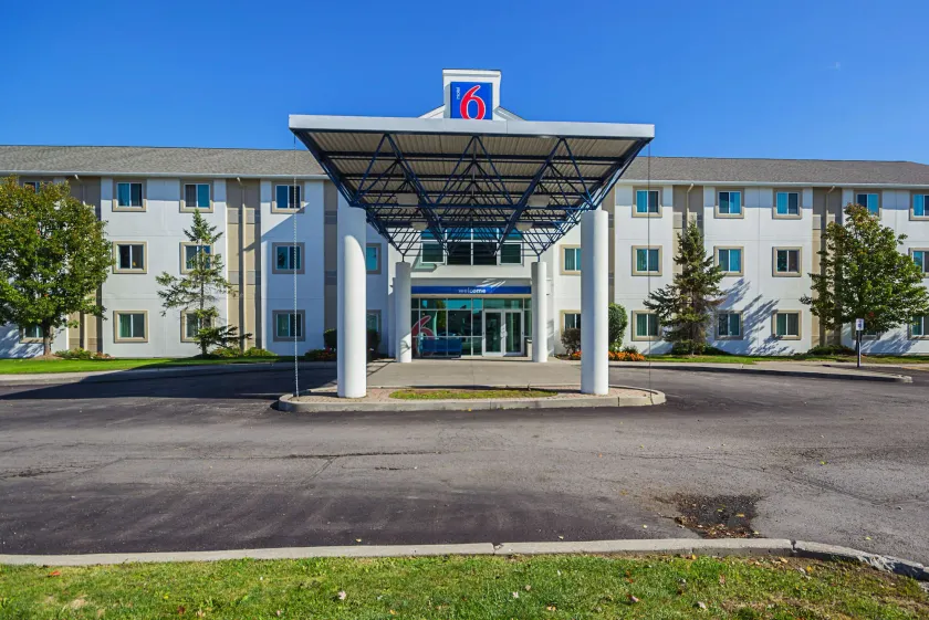 Motel 6-Whitby, ON - Toronto East - Image 1