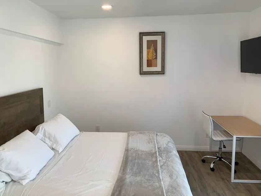 Pine Ave Inn - Image 1