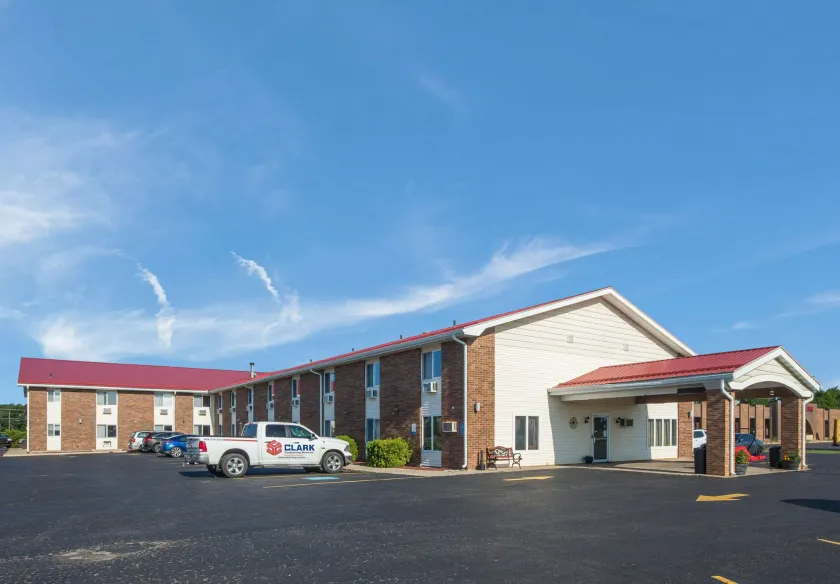 Econo Lodge Inn & Suites Escanaba North - Image 1