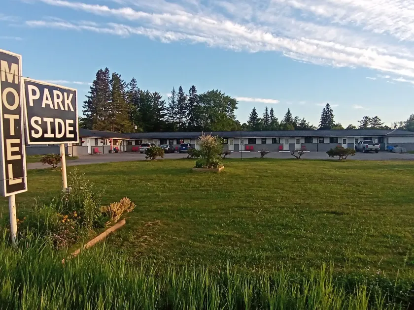Park Side Motel - Image 1
