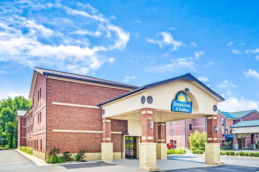 Days Inn & Suites by Wyndham Jeffersonville IN - Image 1