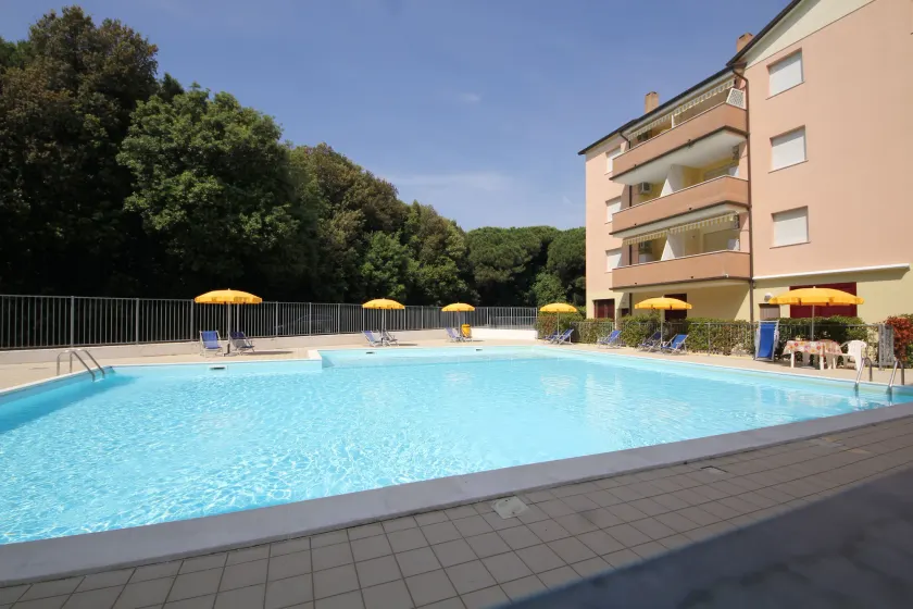 Bright flat in Rosolina with shared pool - Image 1