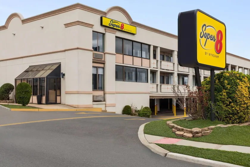 Super 8 by Wyndham Meadowlands - Image 1