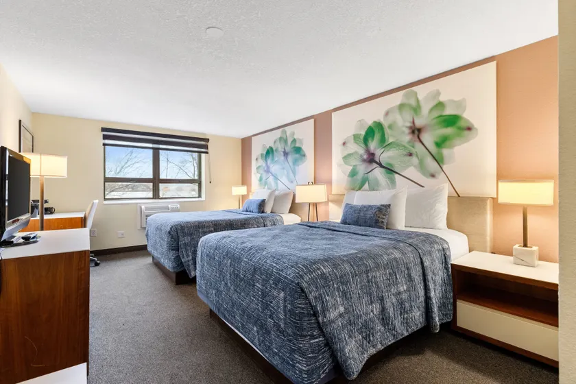 Lakeside Inn - Image 1