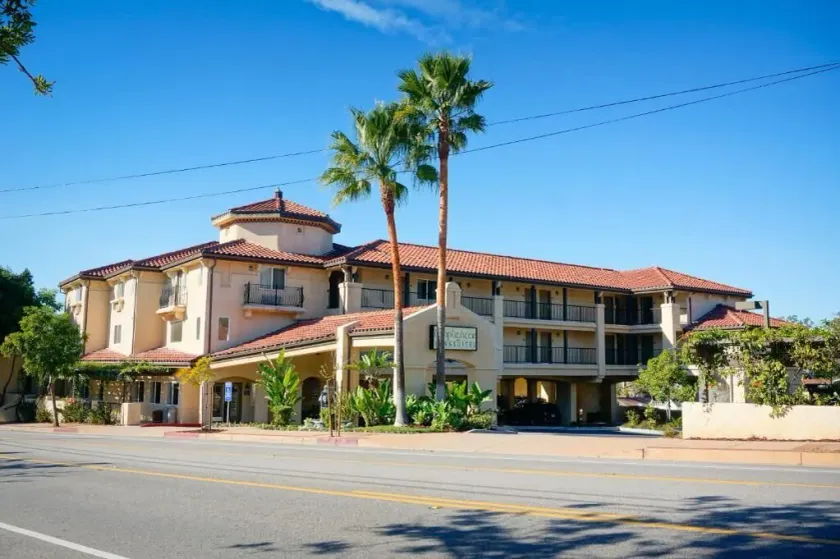 Lamplighter Inn & Suites - Image 1