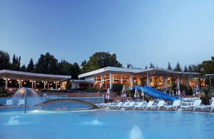 Hotel Com - All Inclusive - Image 1