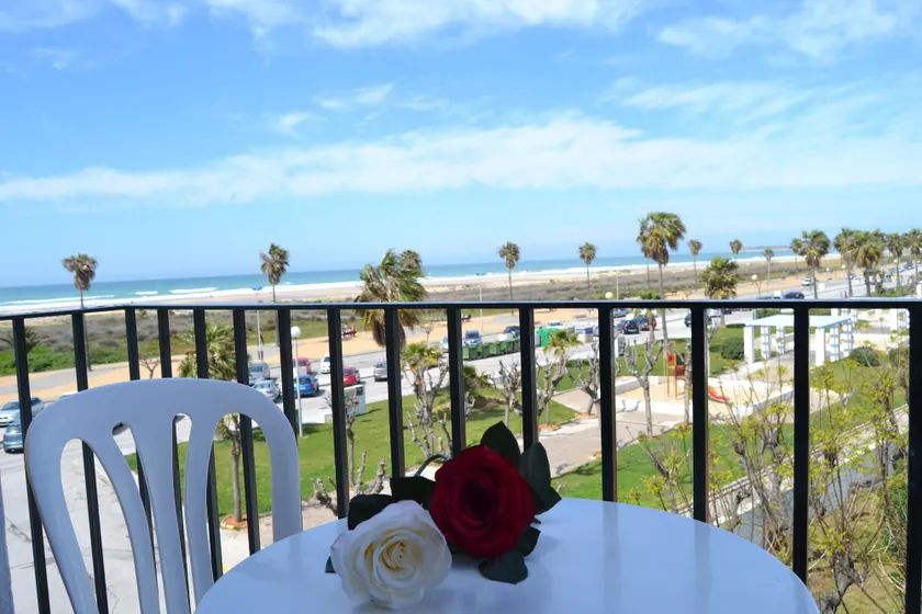 Hotel Oasis - Image 1