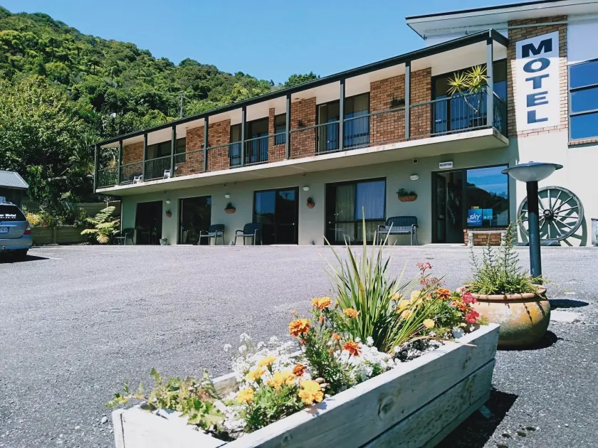 Sundowner Motel - Image 1