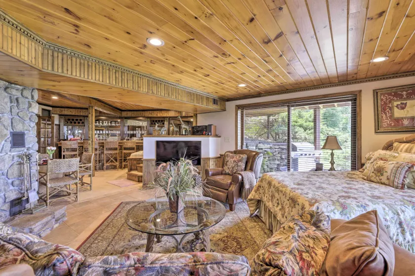 Cozy Studio: Indoor Hot Tub & Inground Pool Access - Image 1