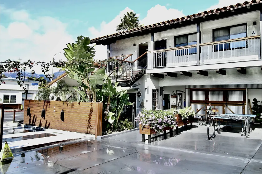 Haley Hotel - Image 1