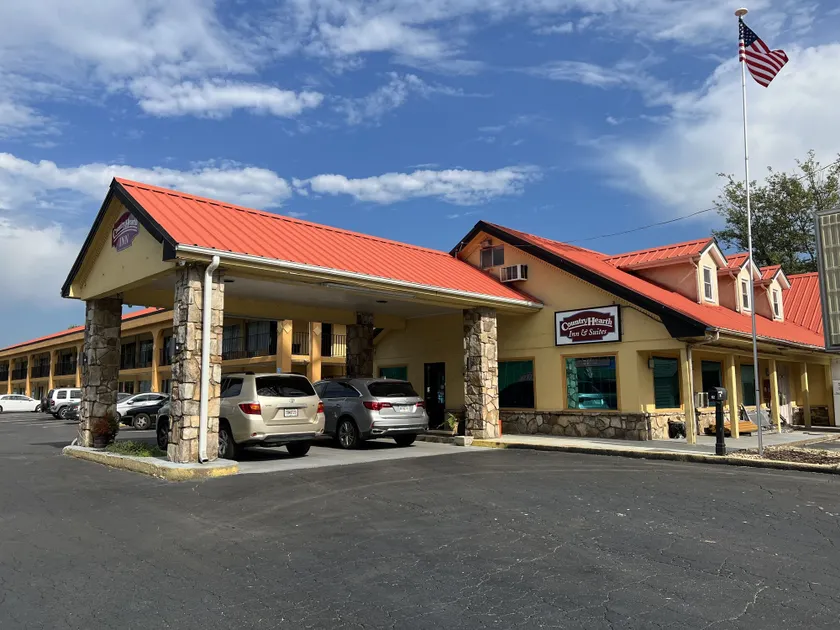 Country Hearth Inn & Suites Cartersville - Image 1