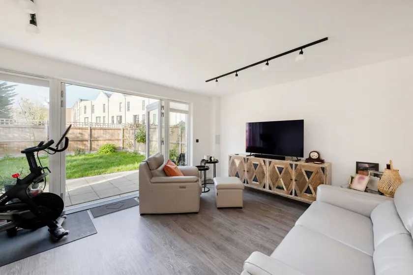 Stylish 3-Bed Townhouse with 3 Baths in Southgate - Image 1