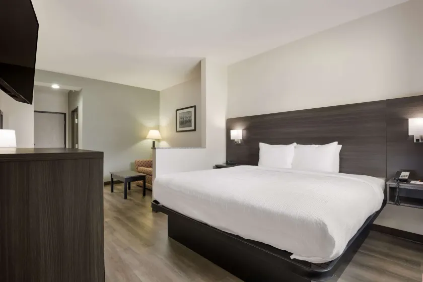 Quality Suites Tulsa I-44 - Image 1