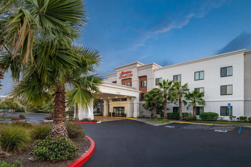 Hampton Inn & Suites Oakland Airport-Alameda - Image 1
