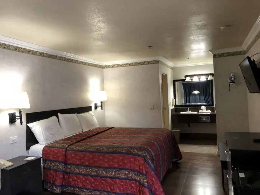 Travelers Inn - Image 1