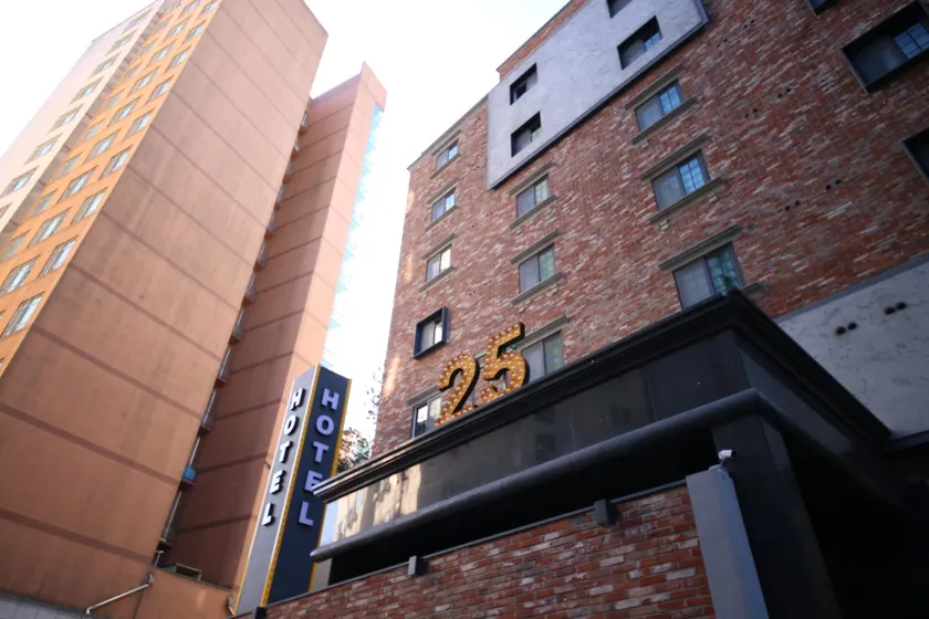 25 Hotel - Image 1