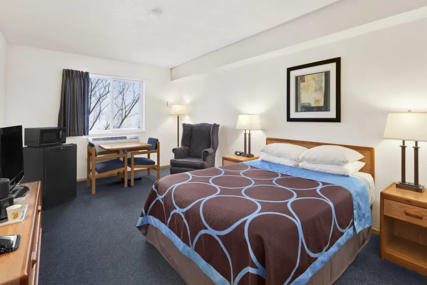 Super 8 by Wyndham Swift Current - Image 1