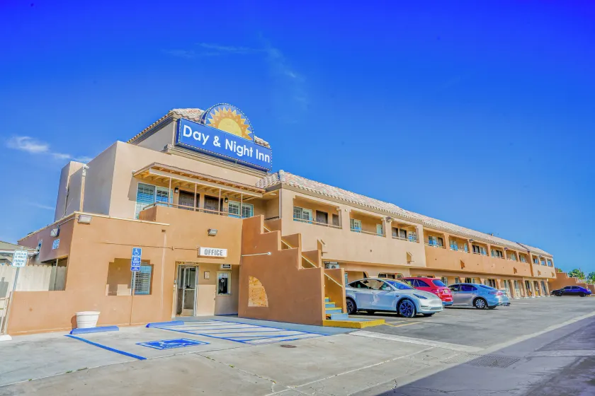 Day & Night Inn - Image 1
