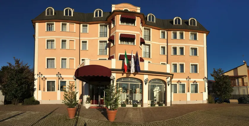 Green Hotel - Image 1