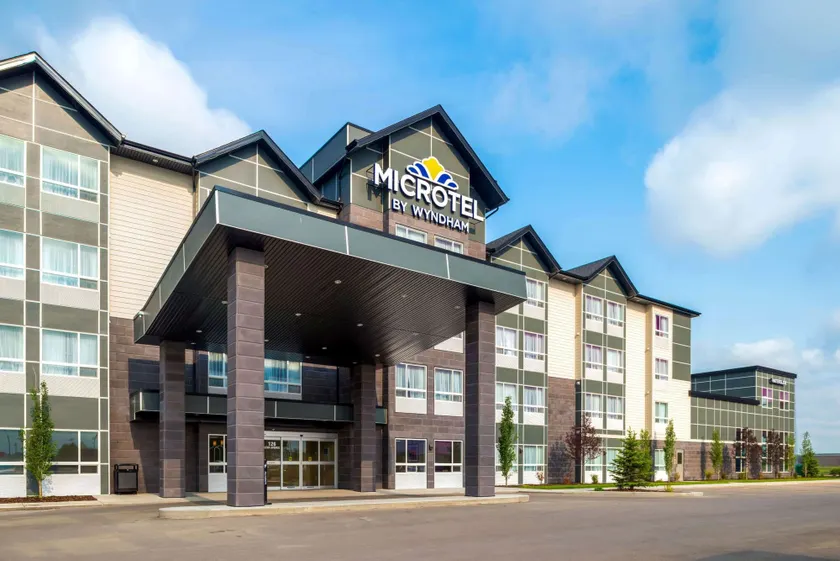 Microtel Inn & Suites by Wyndham Red Deer - Image 1