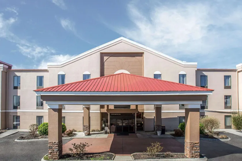 Quality Suites Morristown West - Image 1
