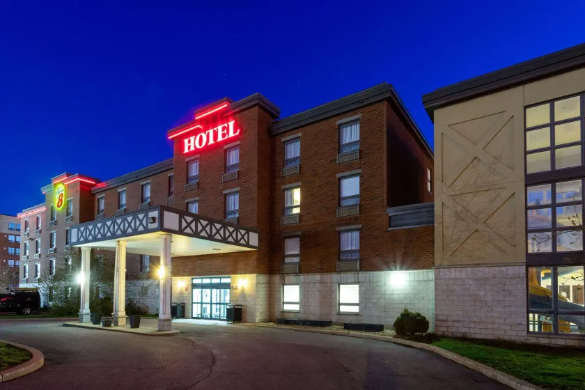 Super 8 by Wyndham Lachenaie/Terrebonne - Image 1