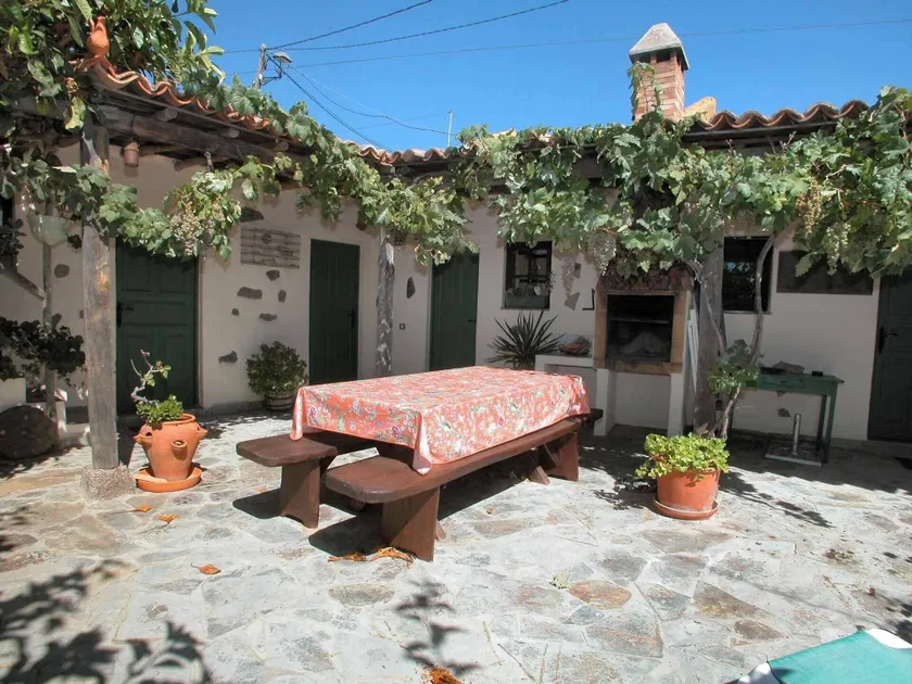 Cottage With 3 Bedrooms, 2 Bathrooms, Heated Solar Pool, Sauna, Jacuzzi, Garden - Image 1