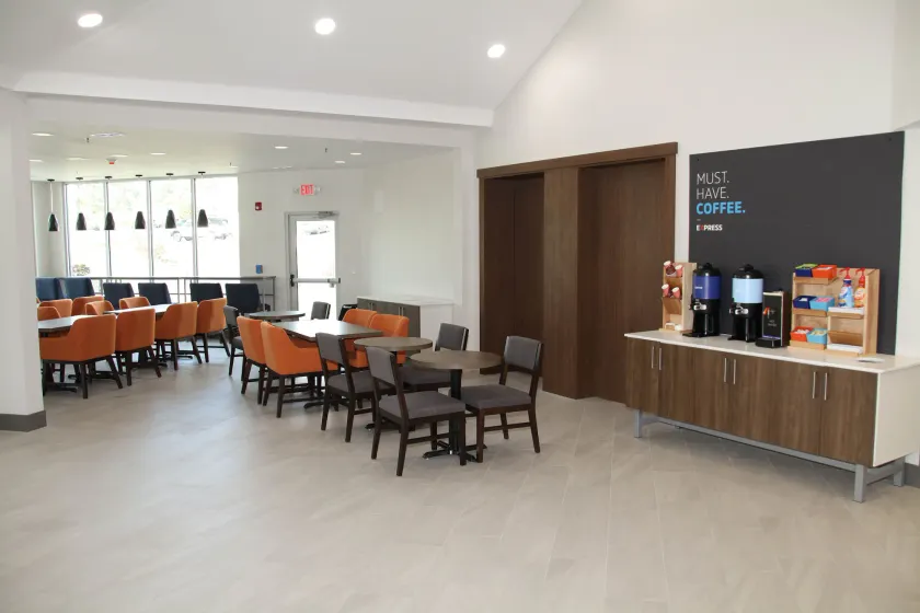 Holiday Inn Express - Rocky Mount - Sports Center by IHG - Siddeområde i lobbyen