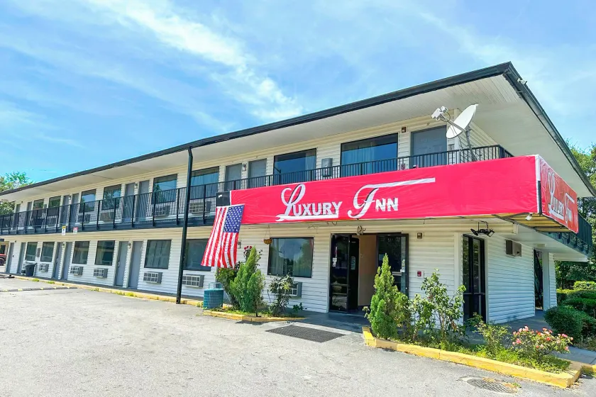 Luxury Inn By OYO Albany - Image 1
