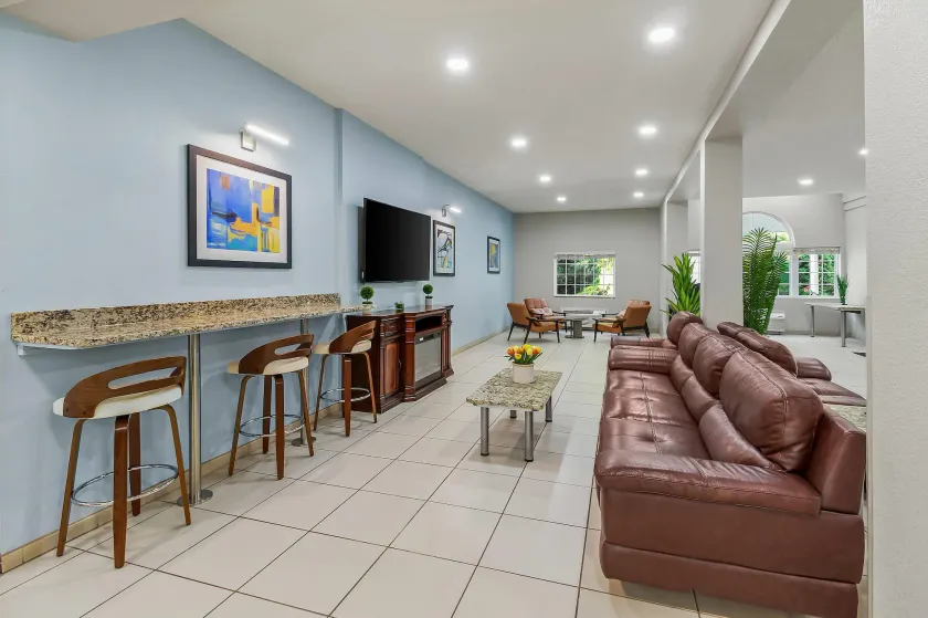 Quality Inn & Suites - Hall